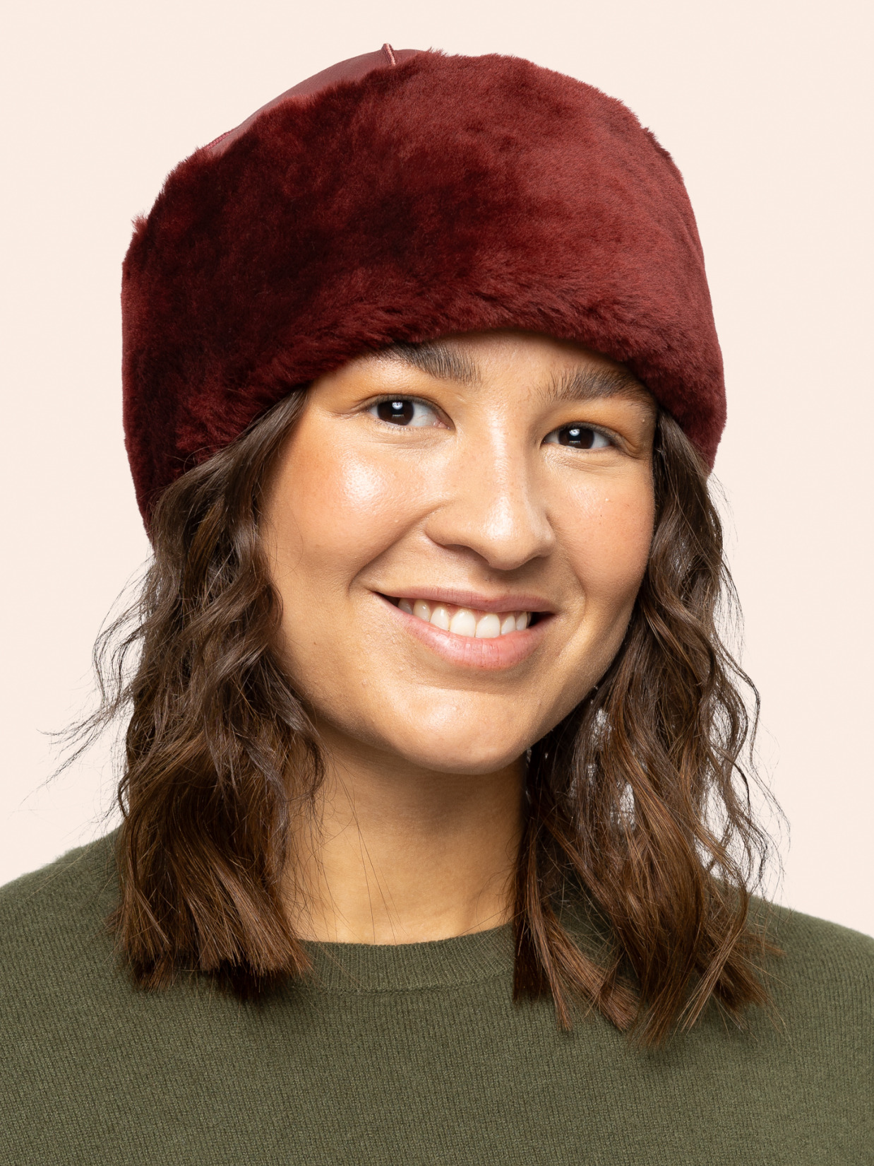 BÆÆ Lue bordo i italiensk shearling, på modell