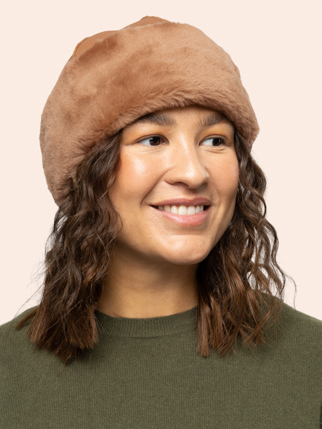 BÆÆ Lue lys brun i italiensk shearling, på modell