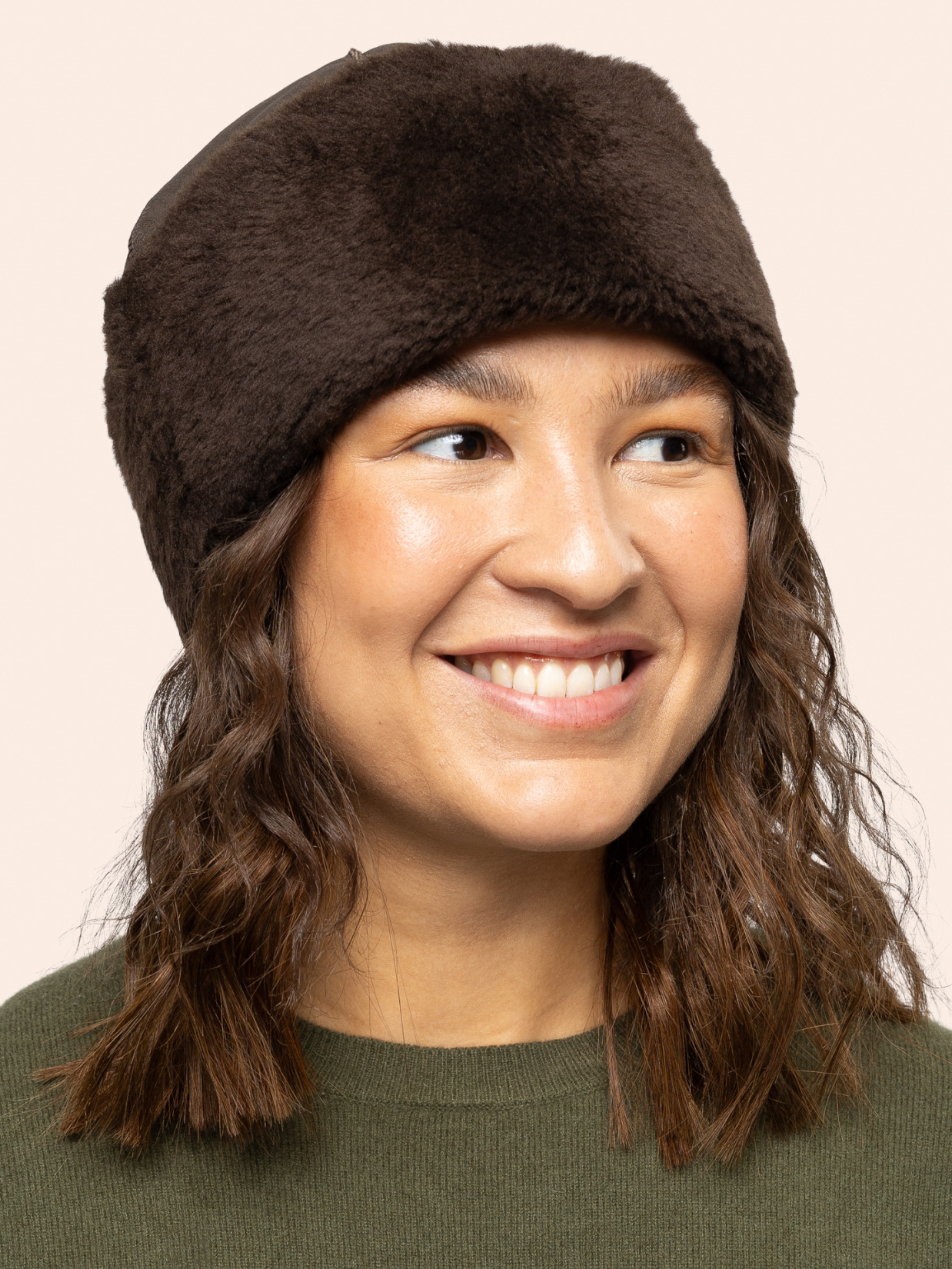 BÆÆ Lue mørk brun i italiensk shearling, på modell
