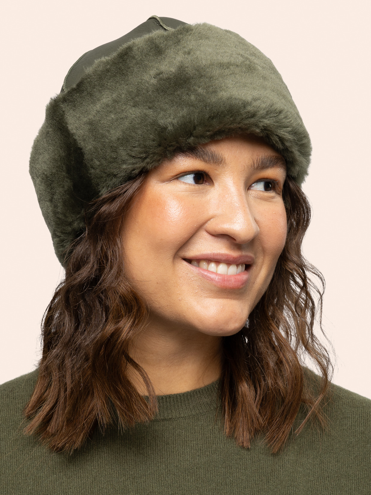 BÆÆ Lue olive i italiensk shearling, på modell