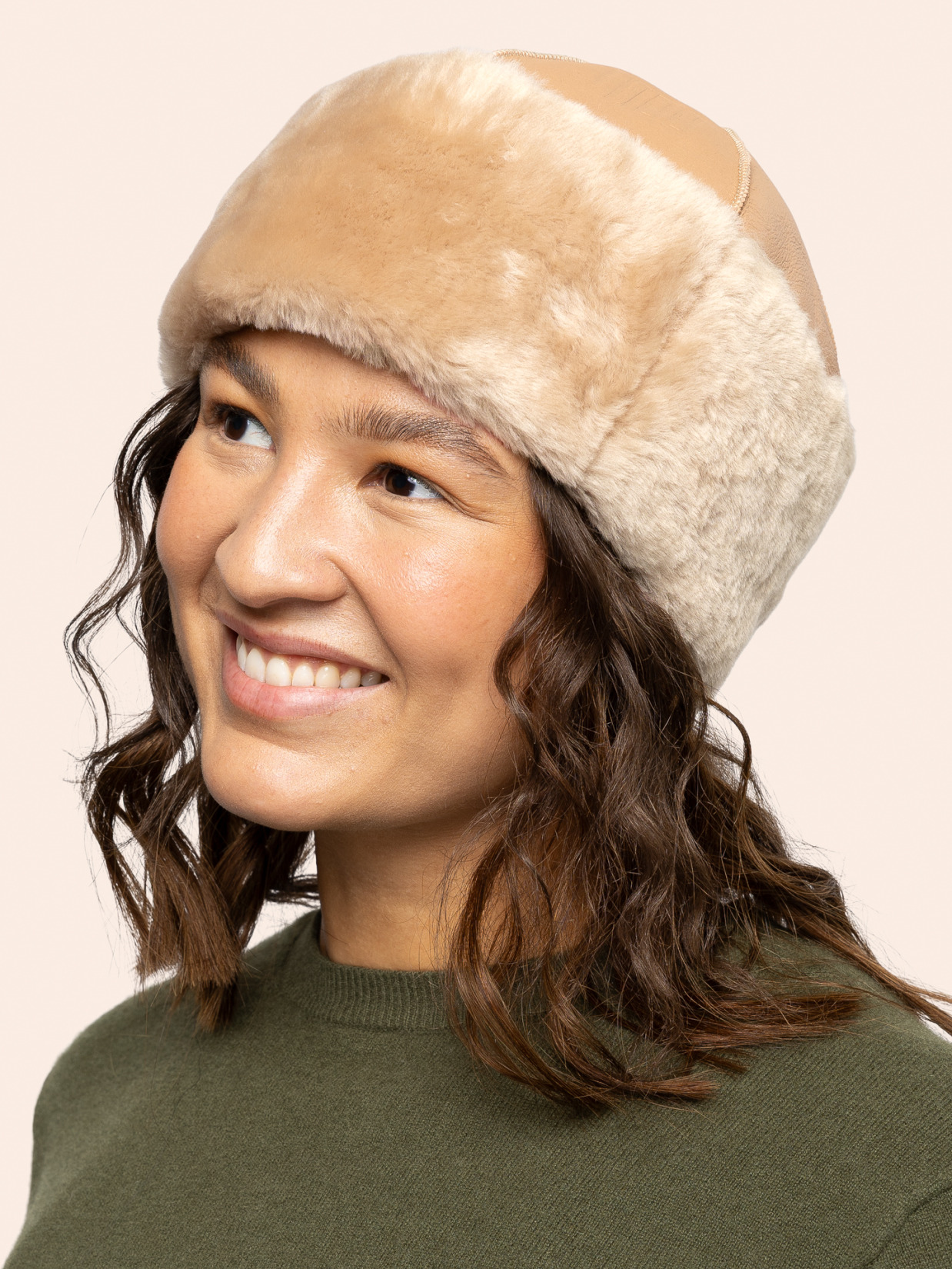 BÆÆ Lue sand i italiensk shearling, på modell