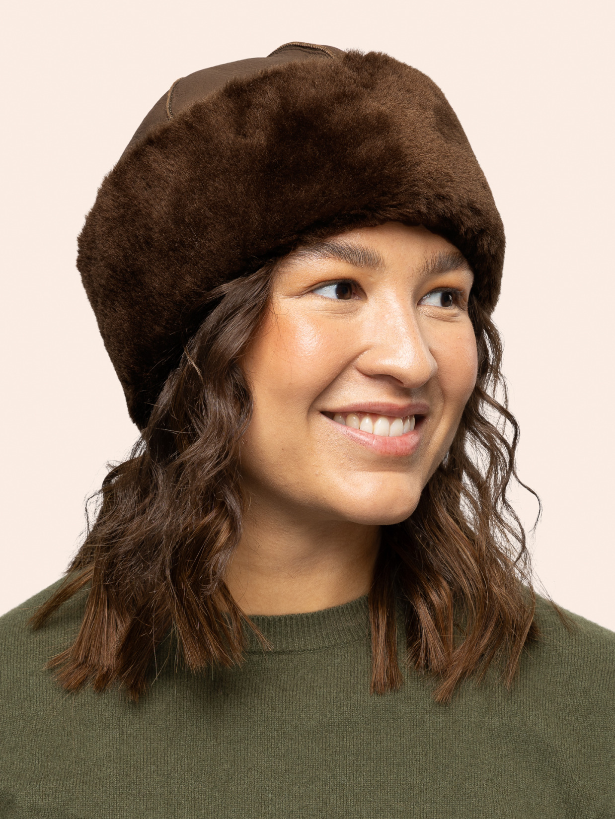 BÆÆ Lue varm brun i italiensk shearling, på modell