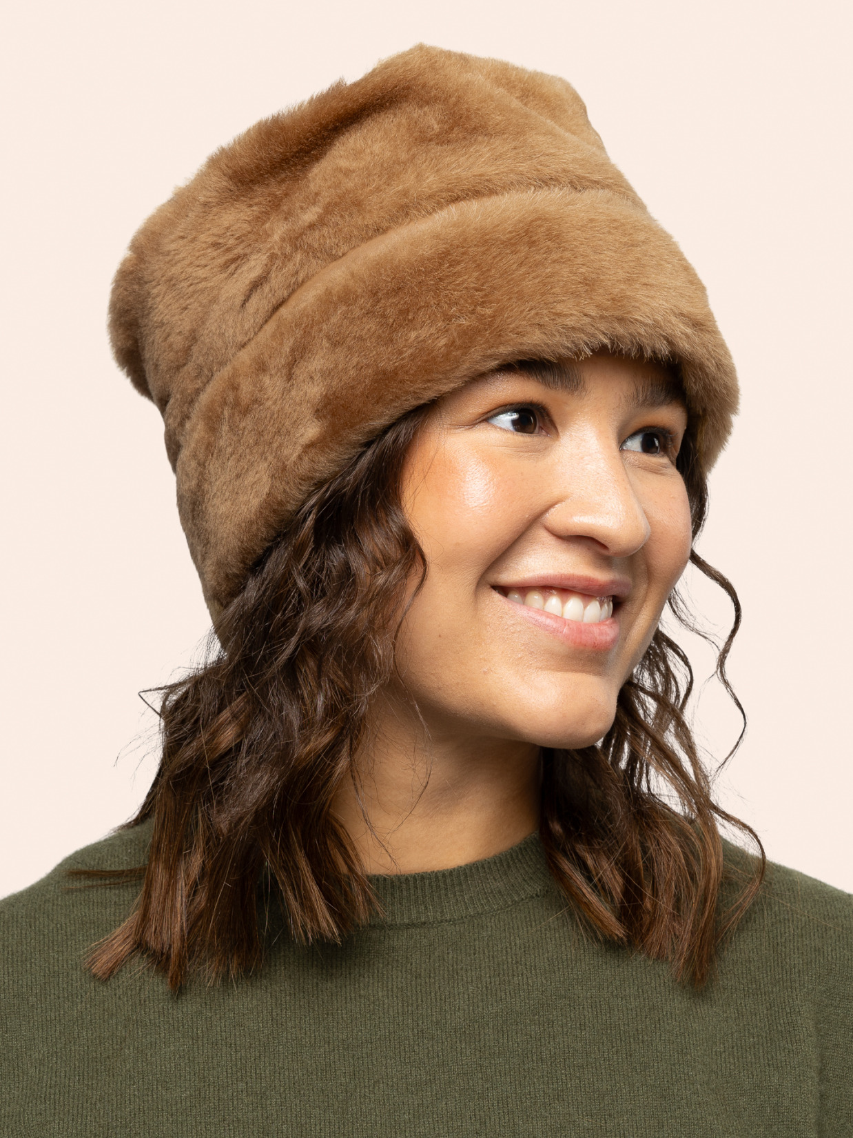 BÆÆ hatt honning i italiensk shearling, på modell