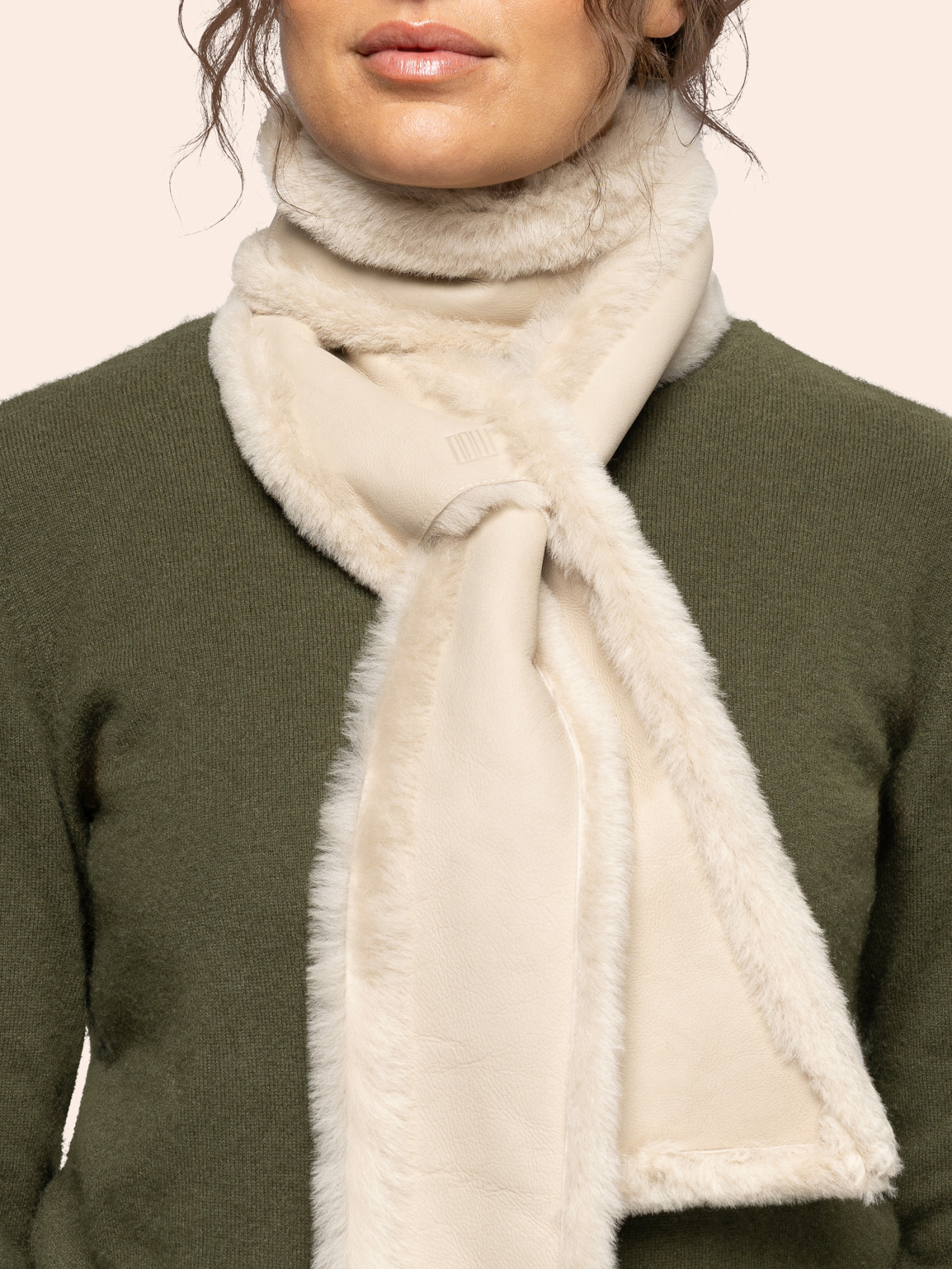 BÆÆ skjerf elfenben i italiensk shearling, på modell