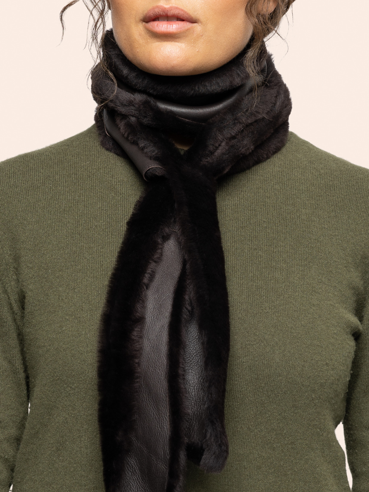 BÆÆ skjerf mørk brun i italiensk shearling, på modell