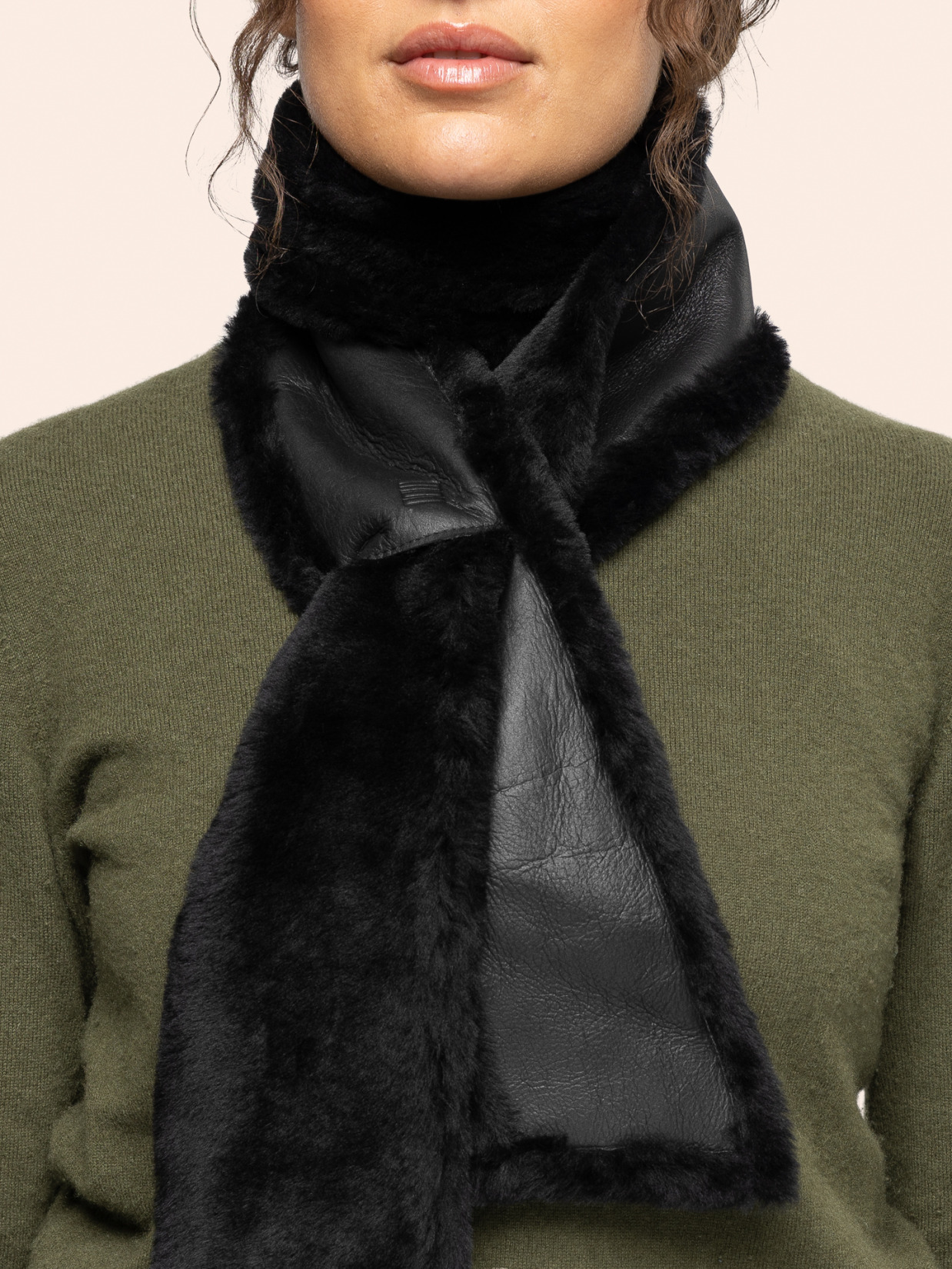 BÆÆ skjerf svart i italiensk shearling, på modell